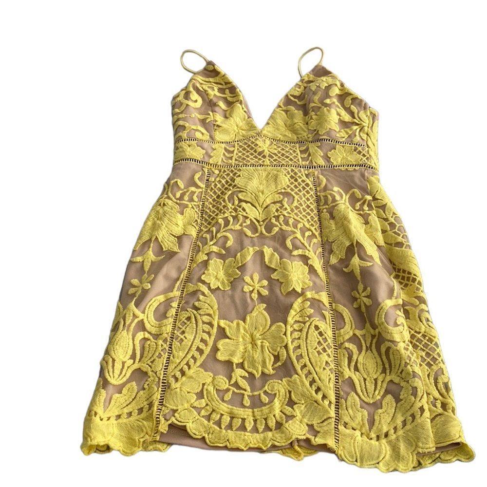 illusion cocktail halter dress, yellow/nude scalloped him embroidered small